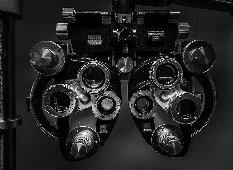 Foróptero, el aparato de lentes con el que se mide la vista, visto de frente en blanco y negro